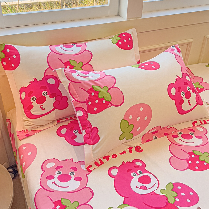 91家纺网 家纺一手货源 找家纺 拾物记 2025新款A类无荧光全喷气全棉12868单枕套 草莓堆堆熊