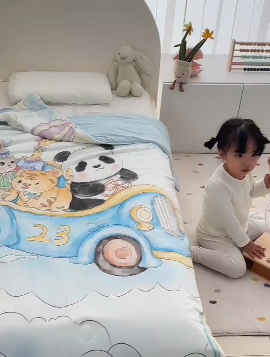 91家纺网 家纺一手货源 找家纺 荷马之梦 2025新款A类原创手绘风针织棉凉感大豆儿童夏被 跑跑小熊猫