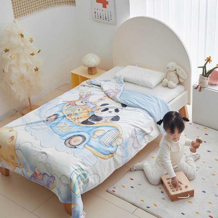 91家纺网 家纺一手货源 找家纺 荷马之梦 2025新款A类原创手绘风针织棉凉感大豆儿童夏被 跑跑小熊猫