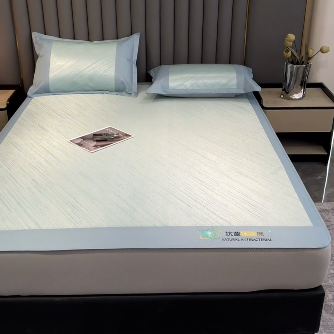 91家纺网 家纺一手货源 找家纺 阿亮家居 2025新款凉席冰丝席三明治宽包边刺绣款粗冰丝凉席 流星雨-蓝