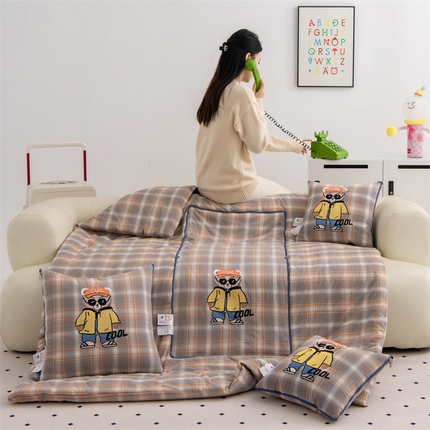 91家纺网 家纺一手货源 找家纺 （总）吉利家居 2025新款全棉纯棉多功能抱枕被--酷酷熊