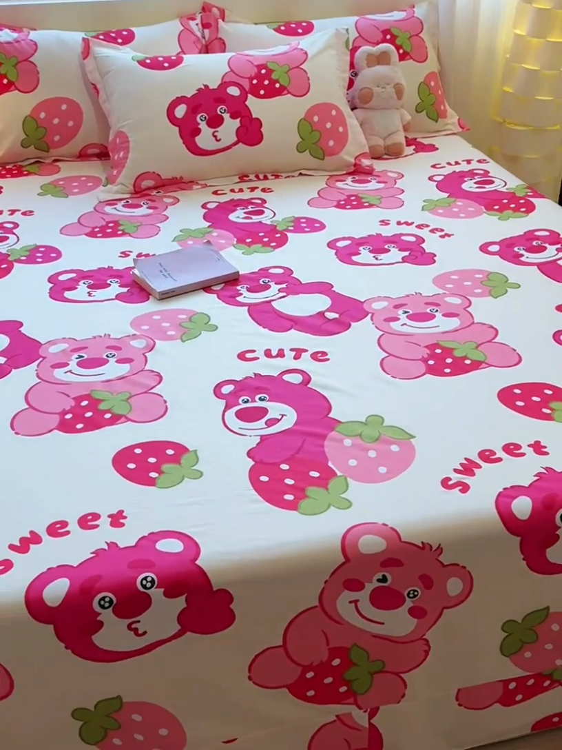 91家纺网 家纺一手货源 找家纺 拾物记 2025新款A类无荧光全喷气全棉12868单床单 草莓堆堆熊