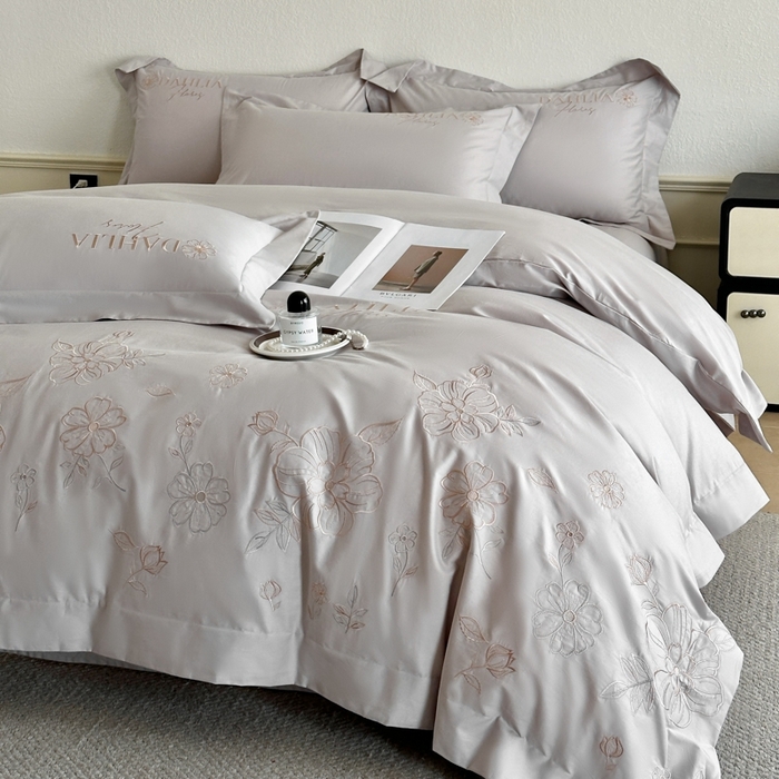 91家纺网 家纺一手货源 找家纺 金牛座家纺 2025新款新疆长绒棉全棉刺绣四件套-花黛系列【配高档礼盒】 花黛-浅灰