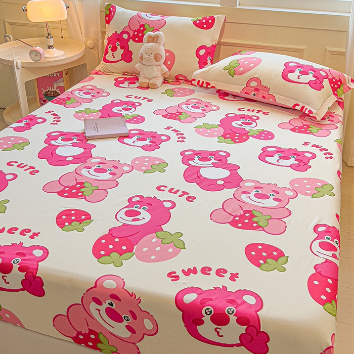 91家纺网 家纺一手货源 找家纺 拾物记 2025新款A类无荧光全喷气全棉12868单床笠 草莓堆堆熊