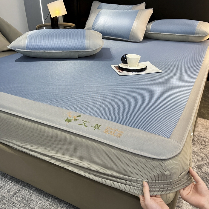 91家纺网 家纺一手货源 找家纺 阿亮家居 2025新款刺绣可水洗碳光冰丝席宽包边无纺布冰丝席艾香系列 艾草千鸟格床笠款蓝色