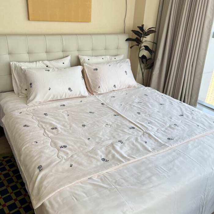 91家纺网 家纺一手货源 找家纺 棉生活家纺 2025新款ins小清新水洗冰丝夏被四件套 玫瑰园 香槟色