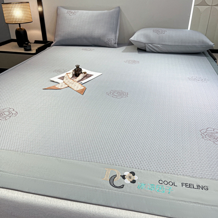 91家纺网 家纺一手货源 找家纺 阿亮家居 2025新款刺绣款凉豆豆凉席 凉豆豆-玫瑰灰色