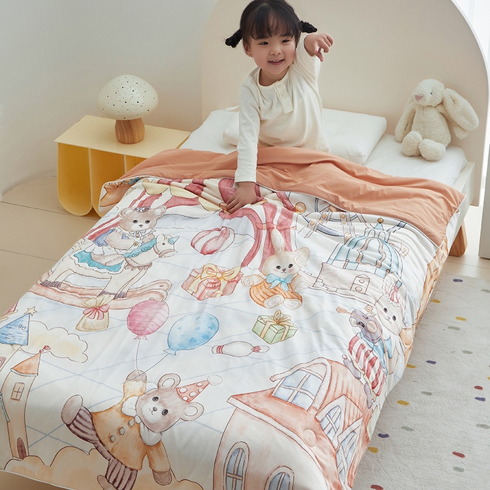 91家纺网 家纺一手货源 找家纺 荷马之梦 2025新款A类原创手绘风针织棉凉感大豆儿童夏被 马戏团