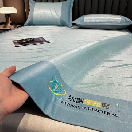 91家纺网 家纺一手货源 找家纺 （总）阿亮家居 2025新款凉席冰丝席三明治宽包边刺绣款粗冰丝凉席