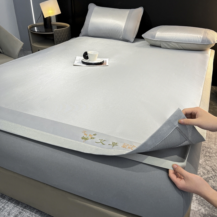 91家纺网 家纺一手货源 找家纺 阿亮家居 2025新款凉席三明治刺绣可水洗碳光冰丝席宽包边艾香系列 艾草千鸟格床席款灰色