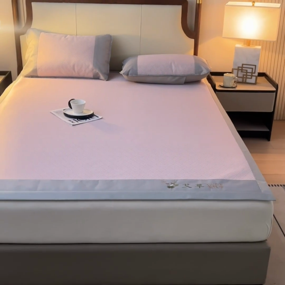 91家纺网 家纺一手货源 找家纺 阿亮家居 2025新款刺绣可水洗碳光冰丝席宽包边无纺布冰丝席艾香系列 艾香冰丝席饼干-粉