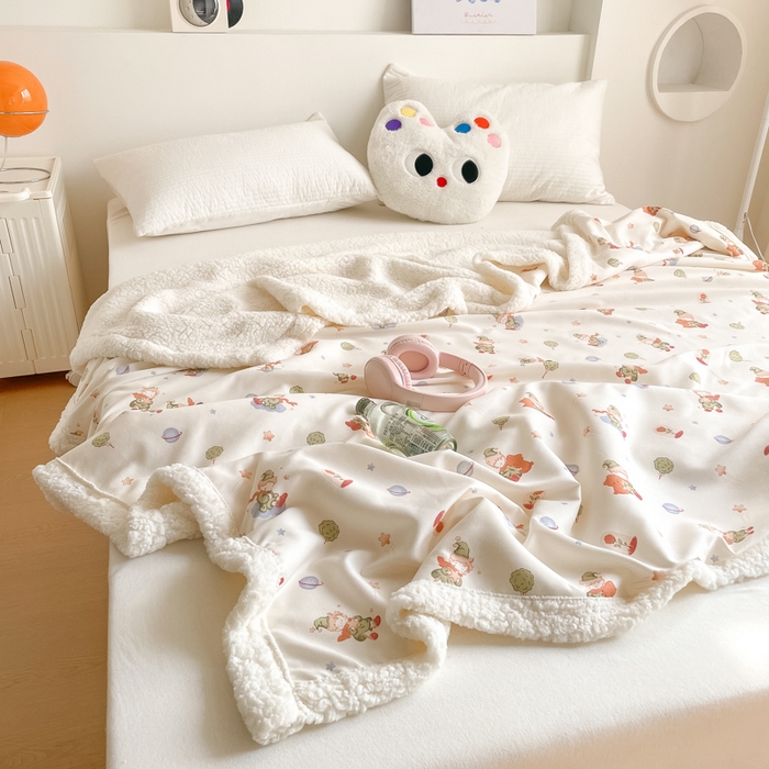 91家纺网 家纺一手货源 找家纺 857家居 2025新款双层针织纱羊羔绒毛毯 梦兔乐宴