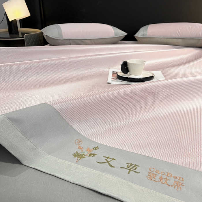 91家纺网 家纺一手货源 找家纺 阿亮家居 2025新款凉席三明治刺绣可水洗碳光冰丝席宽包边艾香系列 艾草千鸟格床席款粉色