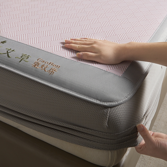 91家纺网 家纺一手货源 找家纺 阿亮家居 2025新款凉席三明治刺绣可水洗碳光冰丝席宽包边艾香系列 艾香冰丝床笠饼干-粉