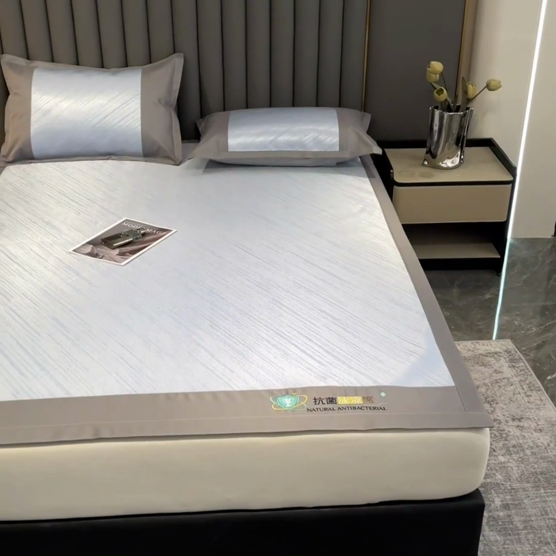 91家纺网 家纺一手货源 找家纺 阿亮家居 2025新款凉席冰丝席三明治宽包边刺绣款粗冰丝凉席 流星雨-紫灰