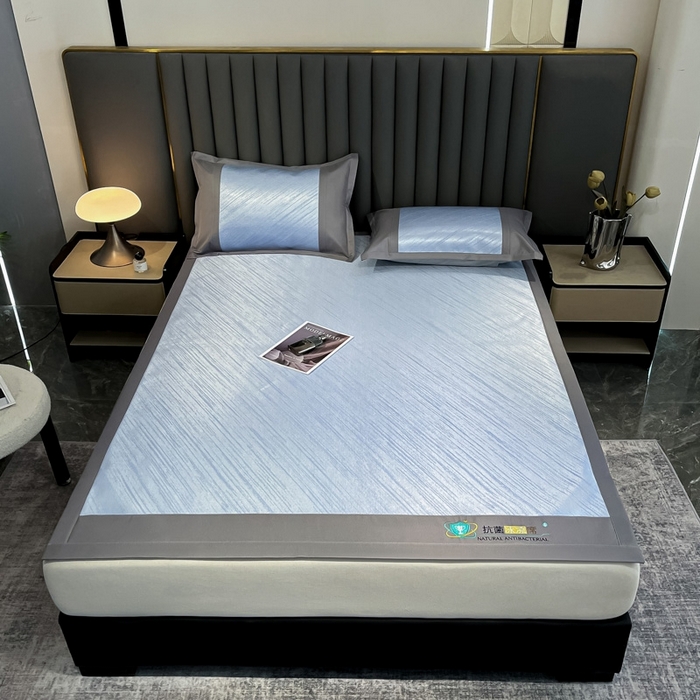 91家纺网 家纺一手货源 找家纺 阿亮家居 2025新款凉席冰丝席三明治宽包边刺绣款粗冰丝凉席 流星雨-紫灰