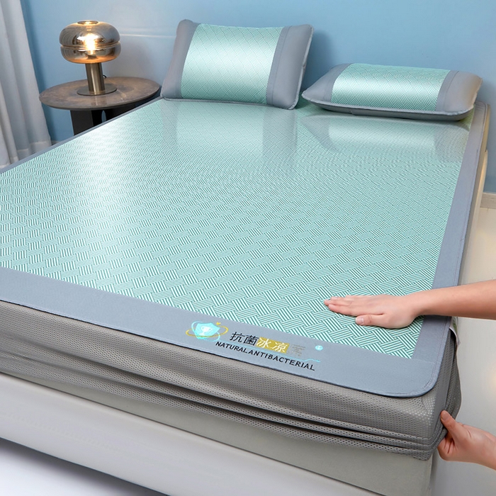 91家纺网 家纺一手货源 找家纺 阿亮家居 2025新款凉席抗菌三明治可水洗碳光冰丝席宽边刺绣冰丝席 思绪 薄荷绿-床笠款