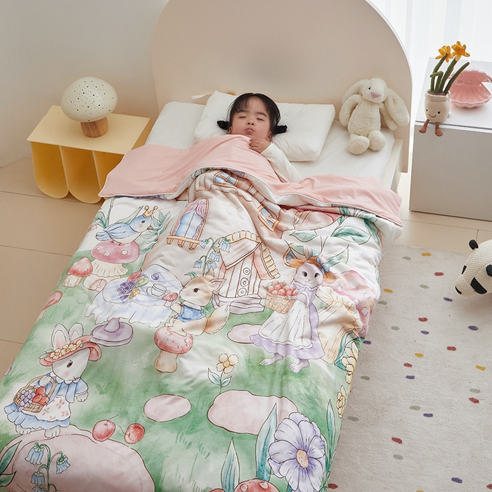 91家纺网 家纺一手货源 找家纺 荷马之梦 2025新款A类原创手绘风针织棉凉感大豆儿童夏被 蘑菇下午茶