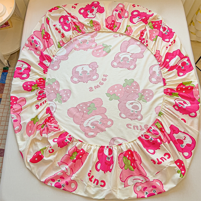 91家纺网 家纺一手货源 找家纺 拾物记 2025新款A类无荧光全喷气全棉12868单床笠 草莓堆堆熊