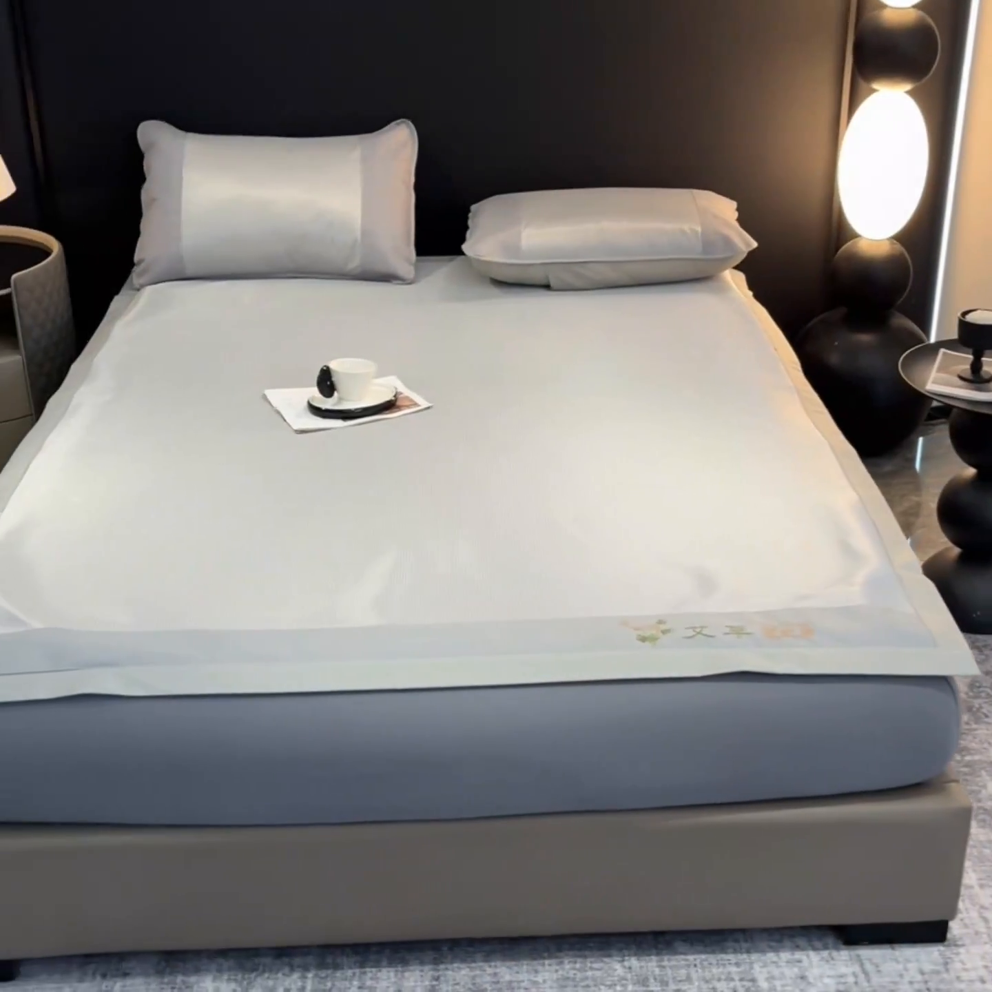 91家纺网 家纺一手货源 找家纺 阿亮家居 2025新款刺绣可水洗碳光冰丝席宽包边无纺布冰丝席艾香系列 艾草千鸟格床席款灰色