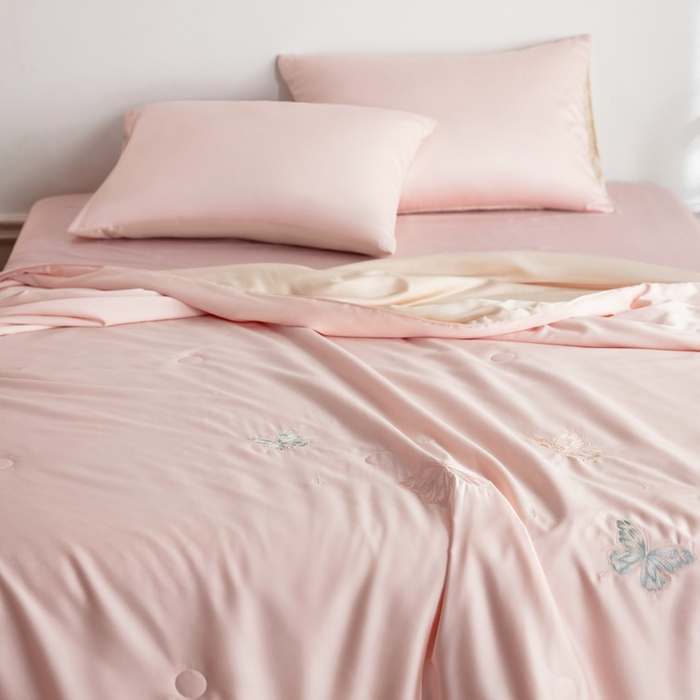 91家纺网 家纺一手货源 找家纺 纪梵茜 2025新款莱赛尔天丝夏被四件套-蝶恋 蝶恋-粉色