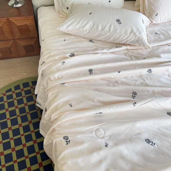 91家纺网 家纺一手货源 找家纺 棉生活家纺 2025新款ins小清新水洗冰丝夏被四件套 玫瑰园 香槟色