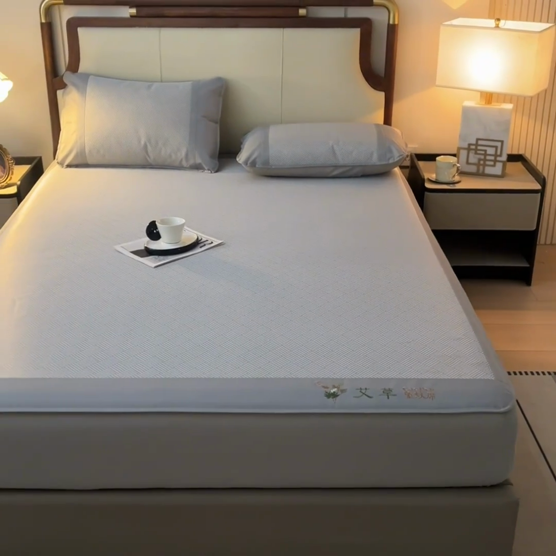 91家纺网 家纺一手货源 找家纺 阿亮家居 2025新款凉席三明治刺绣可水洗碳光冰丝席宽包边艾香系列 艾香冰丝床笠饼干-灰