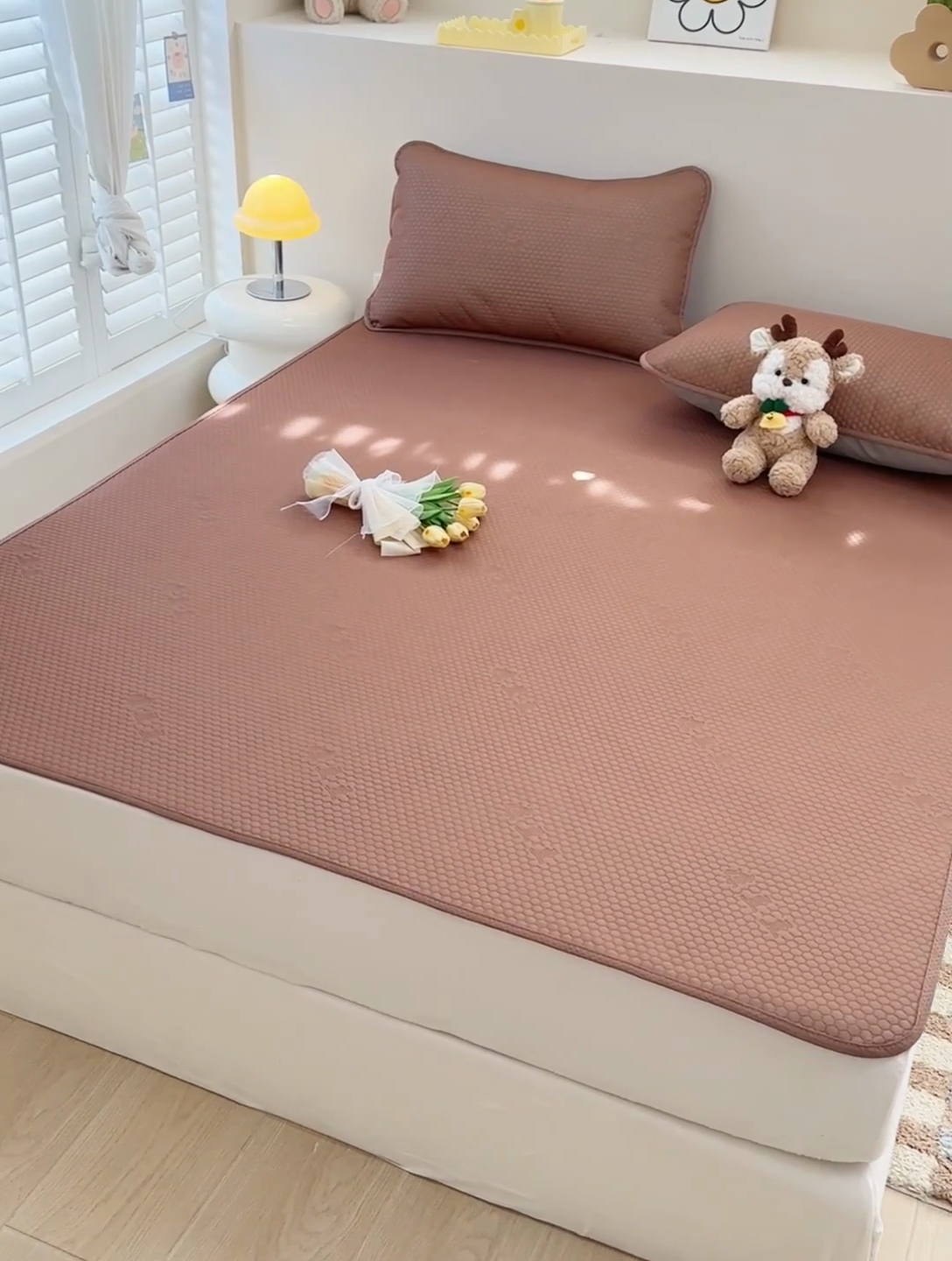 91家纺网 家纺一手货源 找家纺 阿亮家居 2025新款凉席凉豆豆单包边可水席单凉席三件套冰豆豆席 小米粒气质咖床席款