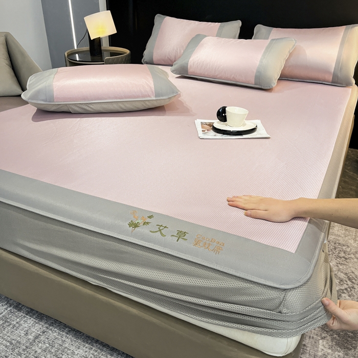 91家纺网 家纺一手货源 找家纺 阿亮家居 2025新款刺绣可水洗碳光冰丝席宽包边无纺布冰丝席艾香系列 艾草千鸟格床笠款粉色