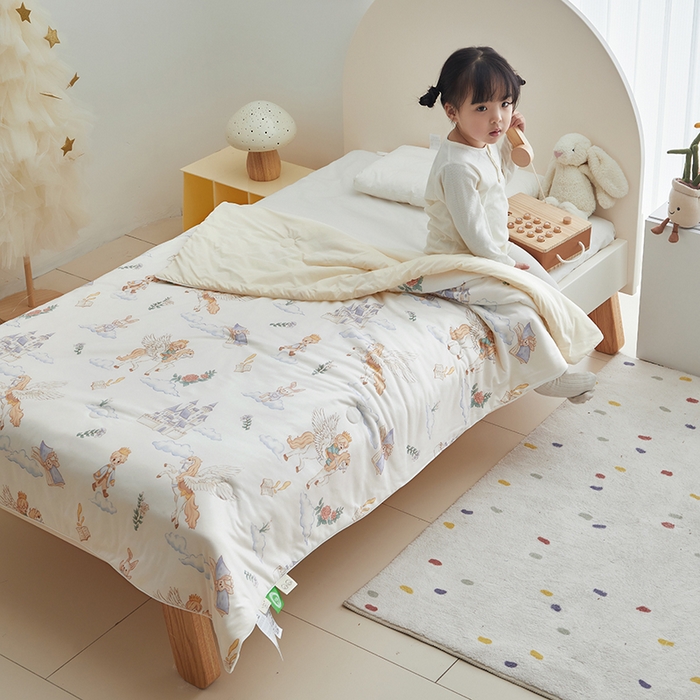 91家纺网 家纺一手货源 找家纺 荷马之梦 2025新款A类原创手绘风针织棉凉感大豆儿童夏被 飞马小王子B