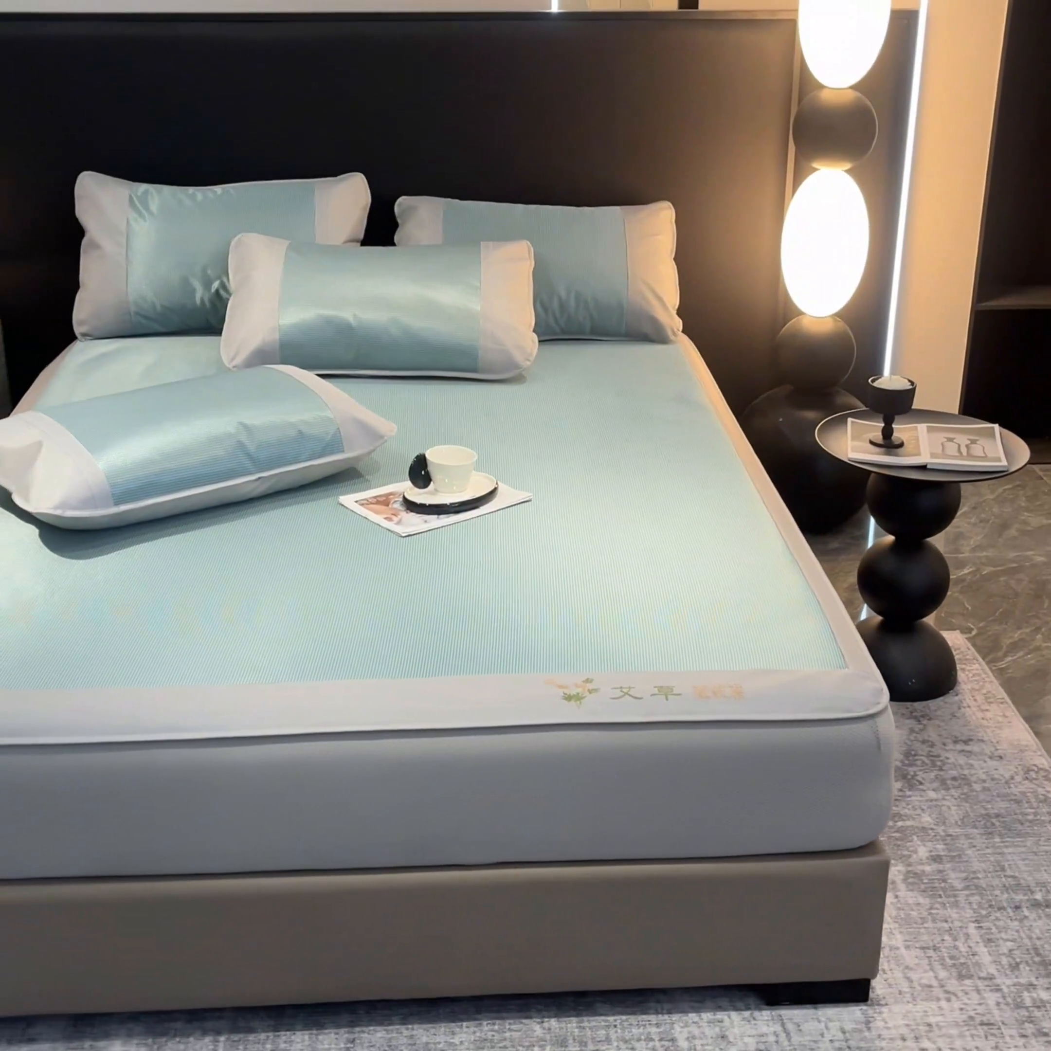 91家纺网 家纺一手货源 找家纺 阿亮家居 2025新款刺绣可水洗碳光冰丝席宽包边无纺布冰丝席艾香系列 艾草千鸟格床笠款绿色