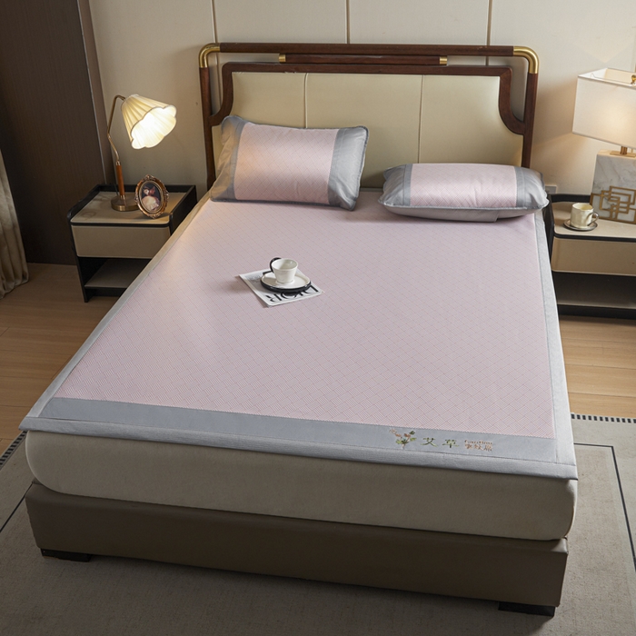 91家纺网 家纺一手货源 找家纺 阿亮家居 2025新款刺绣可水洗碳光冰丝席宽包边无纺布冰丝席艾香系列 艾香冰丝席饼干-粉