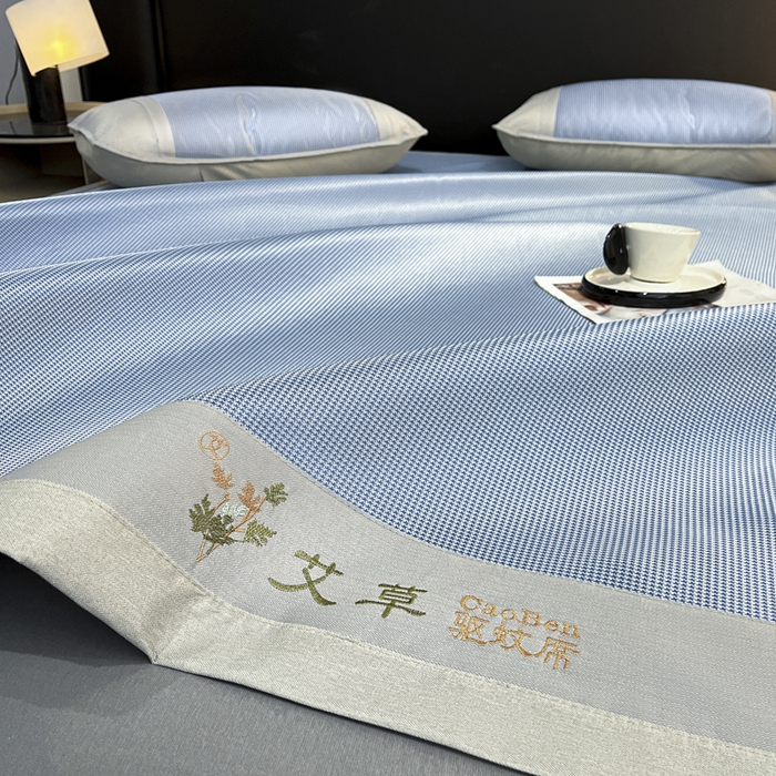 91家纺网 家纺一手货源 找家纺 阿亮家居 2025新款凉席三明治刺绣可水洗碳光冰丝席宽包边艾香系列 艾草千鸟格床席款蓝色