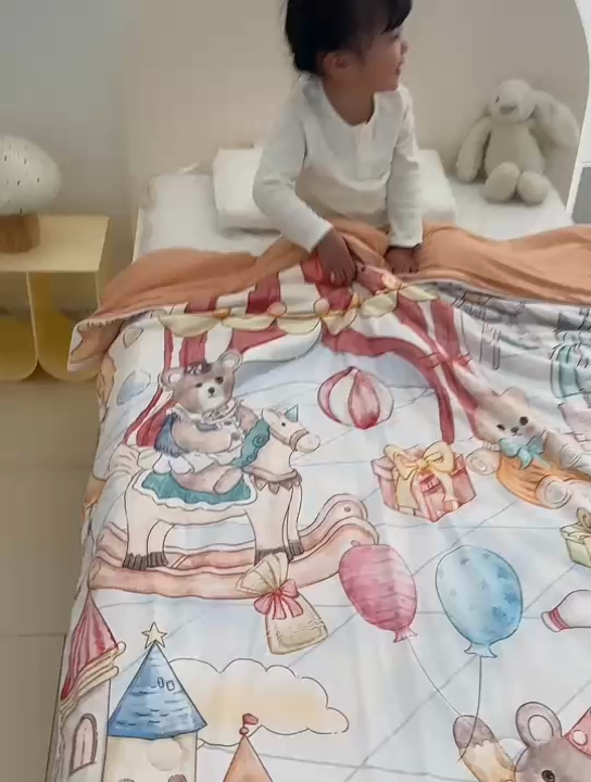 91家纺网 家纺一手货源 找家纺 荷马之梦 2025新款A类原创手绘风针织棉凉感大豆儿童夏被 马戏团