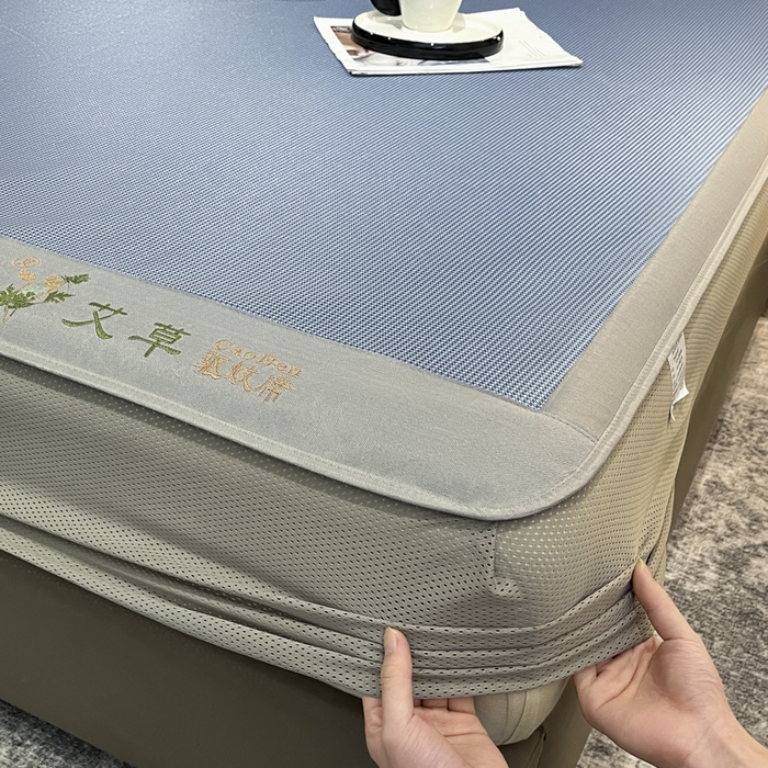 91家纺网 家纺一手货源 找家纺 阿亮家居 2025新款刺绣可水洗碳光冰丝席宽包边无纺布冰丝席艾香系列 艾草千鸟格床笠款蓝色