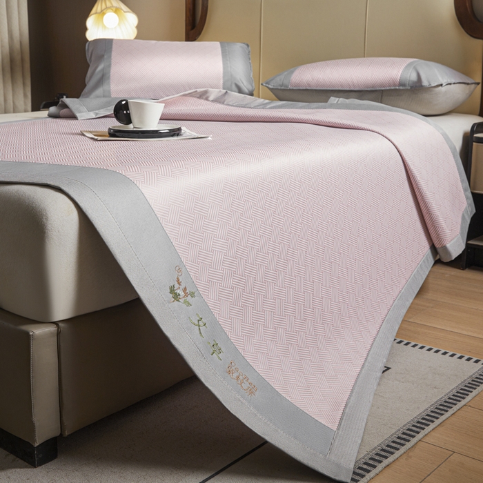 91家纺网 家纺一手货源 找家纺 阿亮家居 2025新款刺绣可水洗碳光冰丝席宽包边无纺布冰丝席艾香系列 艾香冰丝席饼干-粉