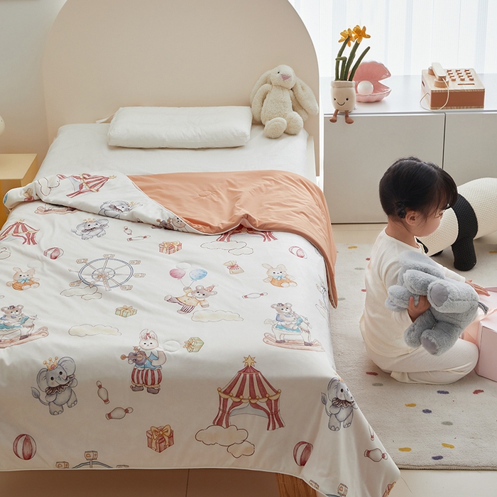 91家纺网 家纺一手货源 找家纺 荷马之梦 2025新款A类原创手绘风针织棉凉感大豆儿童夏被 马戏团B