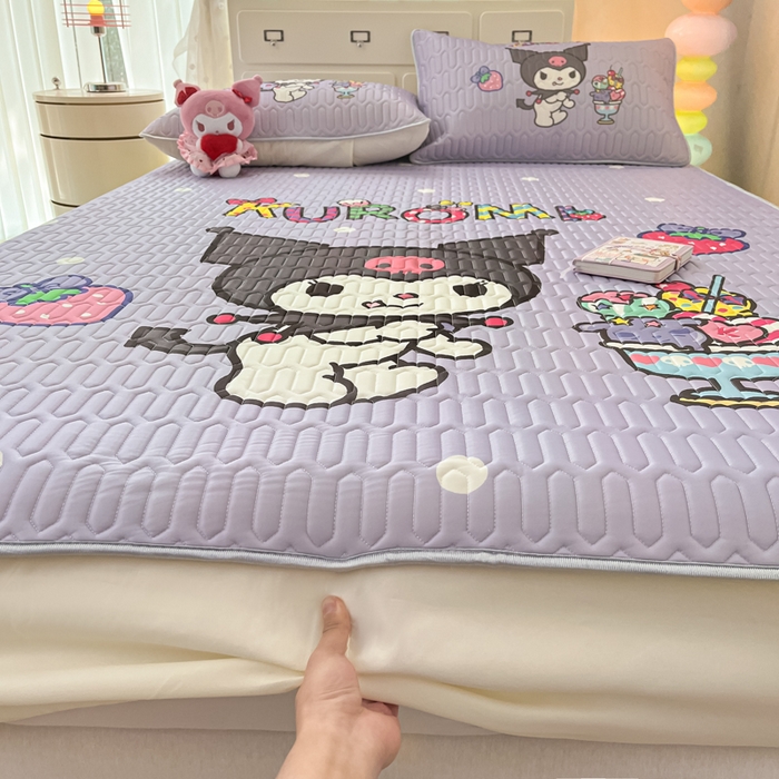 91家纺网 家纺一手货源 找家纺 金爱家 2025新款三丽鸥乳胶凉席大版床笠款 床笠款凉席-夏日冰爽