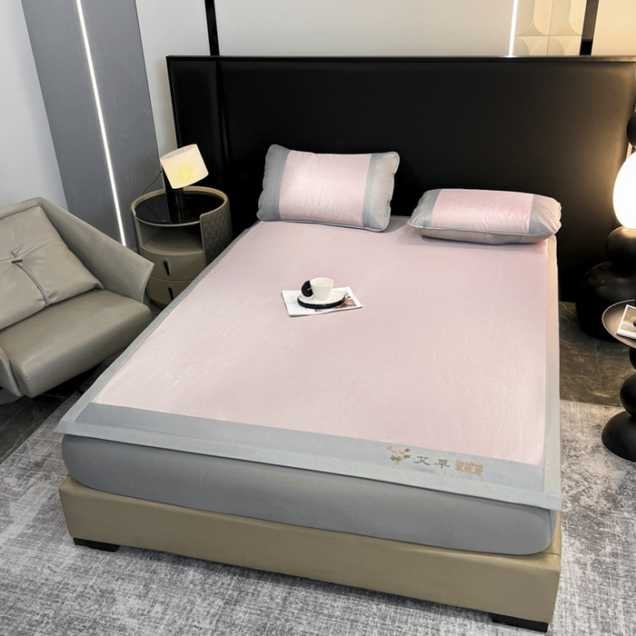 91家纺网 家纺一手货源 找家纺 阿亮家居 2025新款凉席三明治刺绣可水洗碳光冰丝席宽包边艾香系列 艾草千鸟格床席款粉色