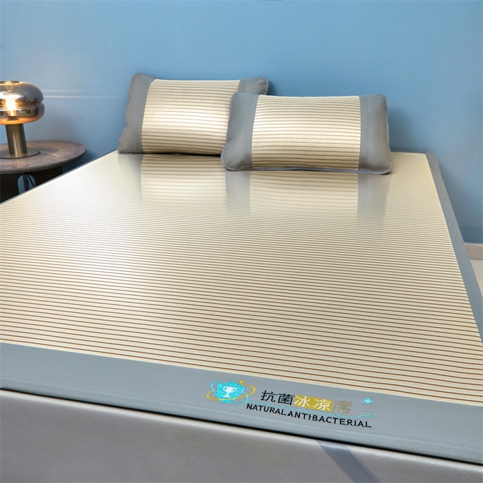 91家纺网 家纺一手货源 找家纺 阿亮家居 2025新款凉席抗菌三明治可水洗碳光冰丝席宽边刺绣冰丝席 素夏 星光银-床席款