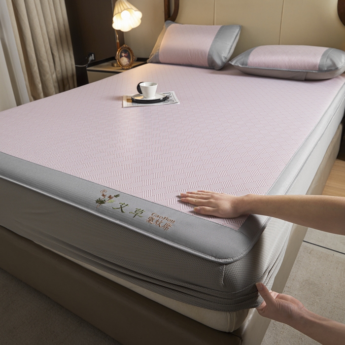 91家纺网 家纺一手货源 找家纺 阿亮家居 2025新款凉席三明治刺绣可水洗碳光冰丝席宽包边艾香系列 艾香冰丝床笠饼干-粉