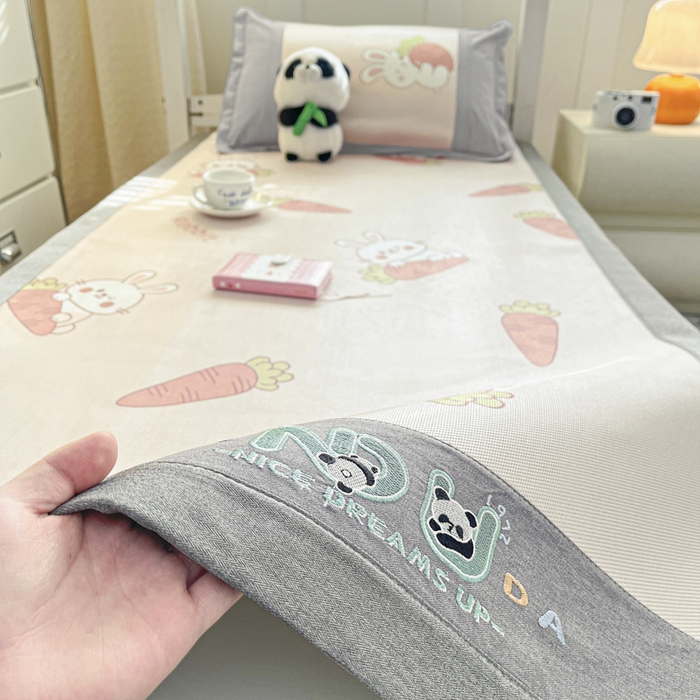 91家纺网 家纺一手货源 找家纺 阿亮家居 2025新款印花冰藤凉席-学生款 萝卜兔