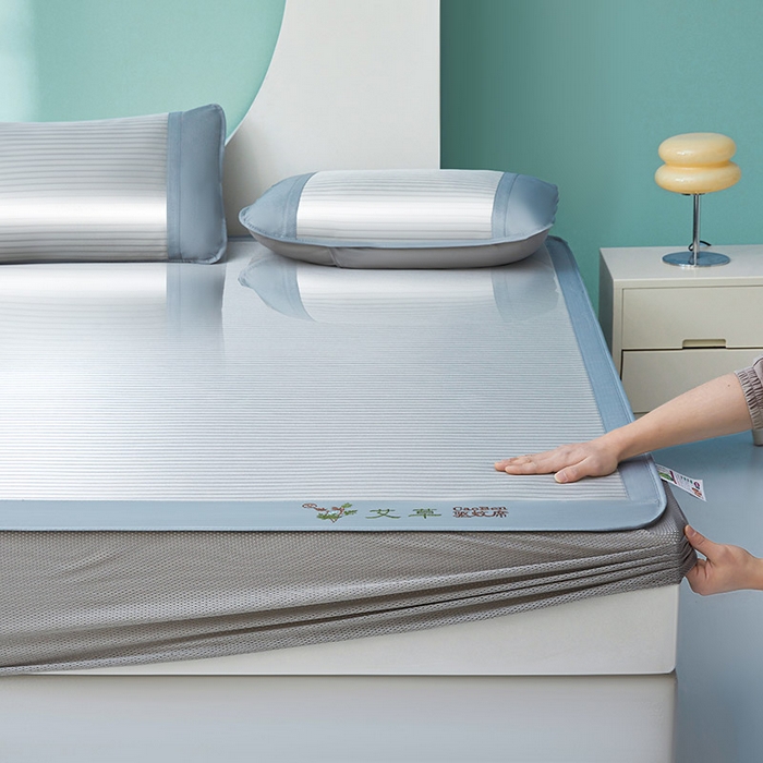 91家纺网 家纺一手货源 找家纺 阿亮家居 2025新款凉席三明治刺绣可水洗碳光冰丝席宽包边艾香系列 艾香冰丝床笠条纹-绅士灰