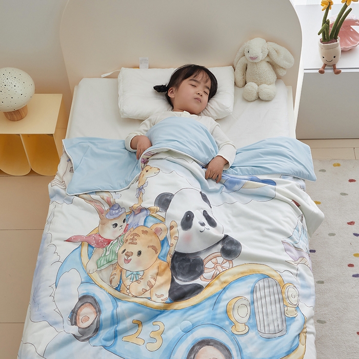 91家纺网 家纺一手货源 找家纺 荷马之梦 2025新款A类原创手绘风针织棉凉感大豆儿童夏被 跑跑小熊猫