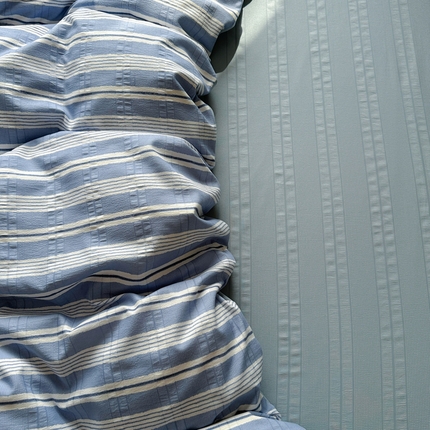 91家纺网 家纺一手货源 找家纺 王朝国际 2025新款皱皱棉印花四件套 蓝条