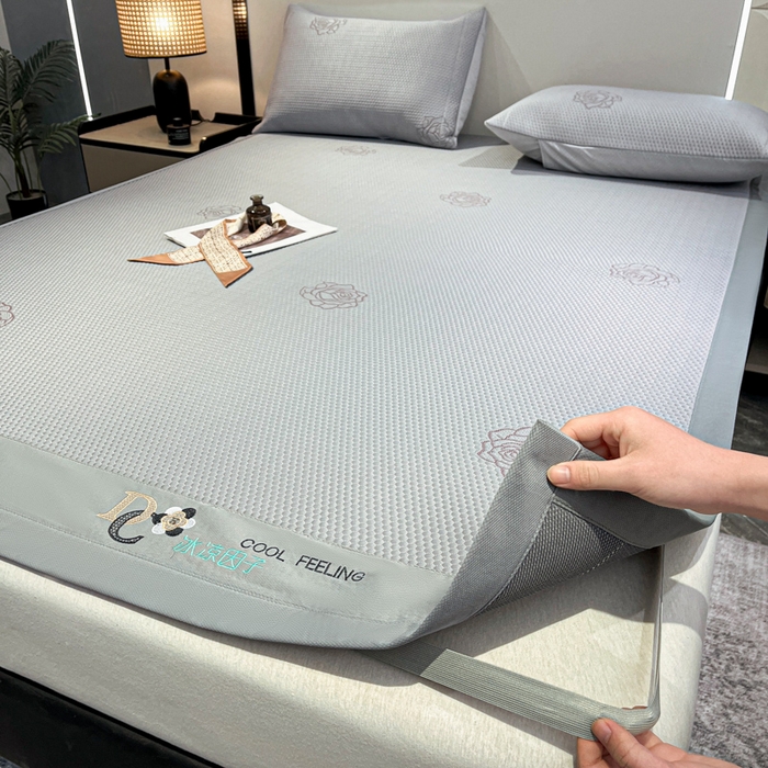 91家纺网 家纺一手货源 找家纺 阿亮家居 2025新款刺绣款凉豆豆凉席 凉豆豆-玫瑰灰色