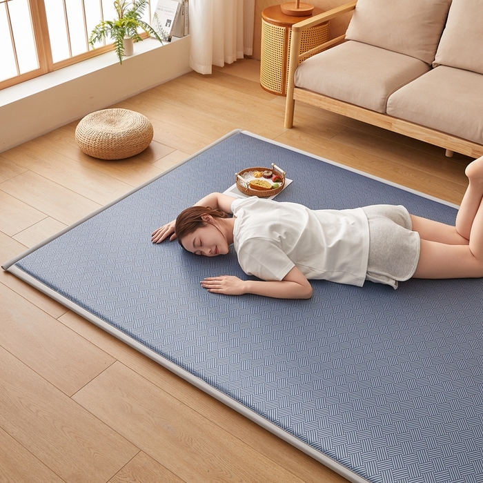 91家纺网 家纺一手货源 找家纺 阿亮家居 2025新款包边工艺凉感冰藤地铺睡垫系列凉席地垫 冰丝饼干蓝