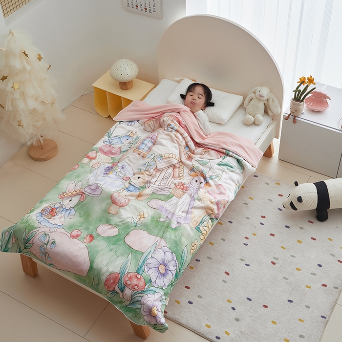 91家纺网 家纺一手货源 找家纺 荷马之梦 2025新款A类原创手绘风针织棉凉感大豆儿童夏被 蘑菇下午茶