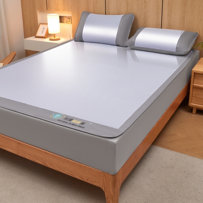 91家纺网 家纺一手货源 找家纺 阿亮家居 2025新款冰藤席凉席三件套包边抗菌刺绣款冰藤凉席 蓝紫色-床笠款