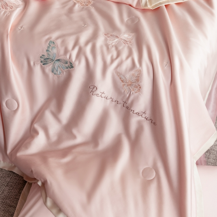 91家纺网 家纺一手货源 找家纺 纪梵茜 2025新款莱赛尔天丝夏被四件套-蝶恋 蝶恋-粉色